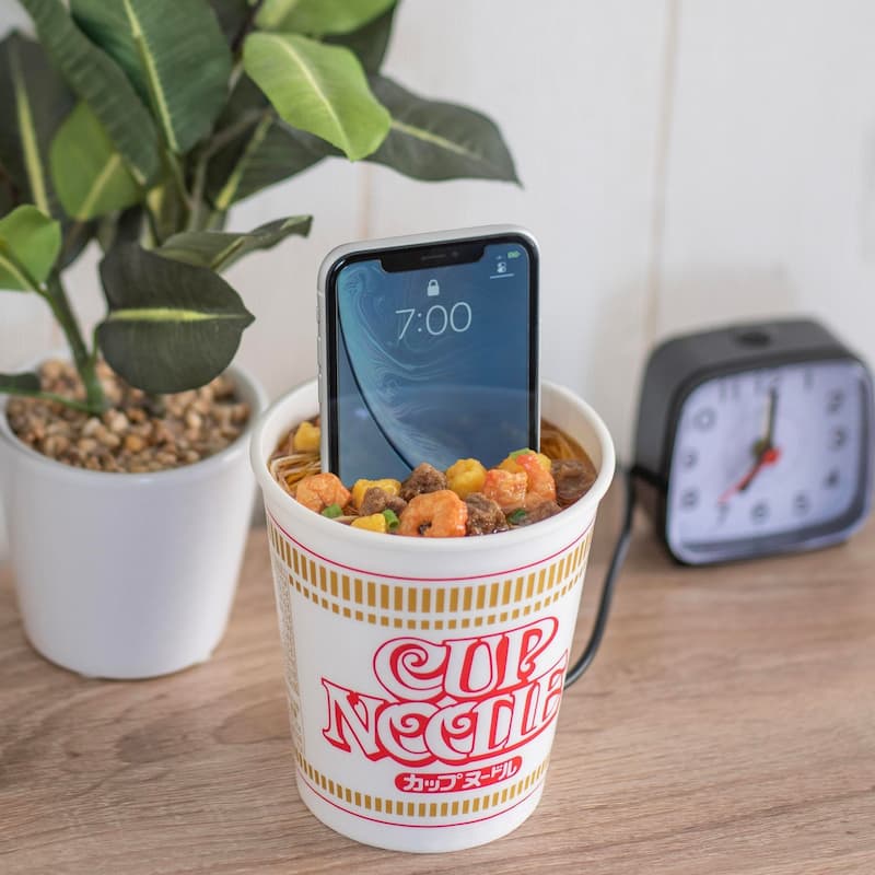 日清推出超獵奇「杯麵造型」手機充電座