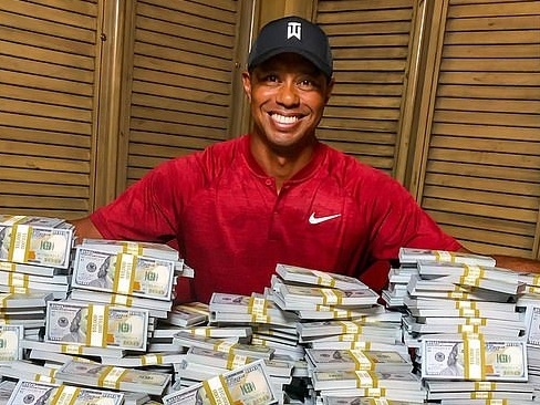 老虎伍茲 Tiger Woods 成為史上第 3 位「億萬富翁」運動員，比肩籃球之神、詹皇！