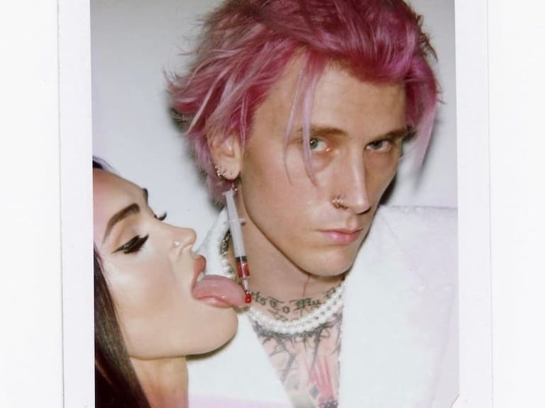 機關槍凱利 Machine Gun Kelly 配戴「針筒耳環」走上首映紅毯,再次與梅根福克斯高調放閃!