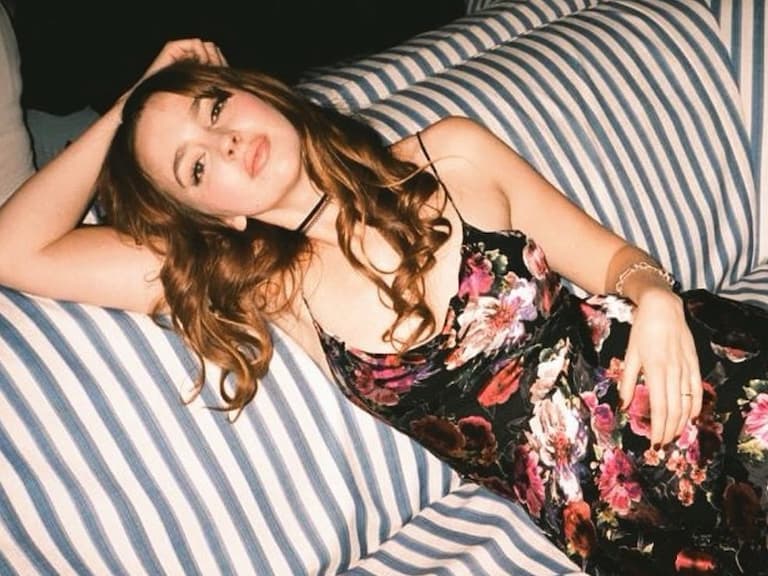 Elon Musk 馬斯克新女友 Natasha Bassett 的性感不只靠裸露!這 3 招你沒注意的「穿搭細節」才是辣出質感的關鍵!