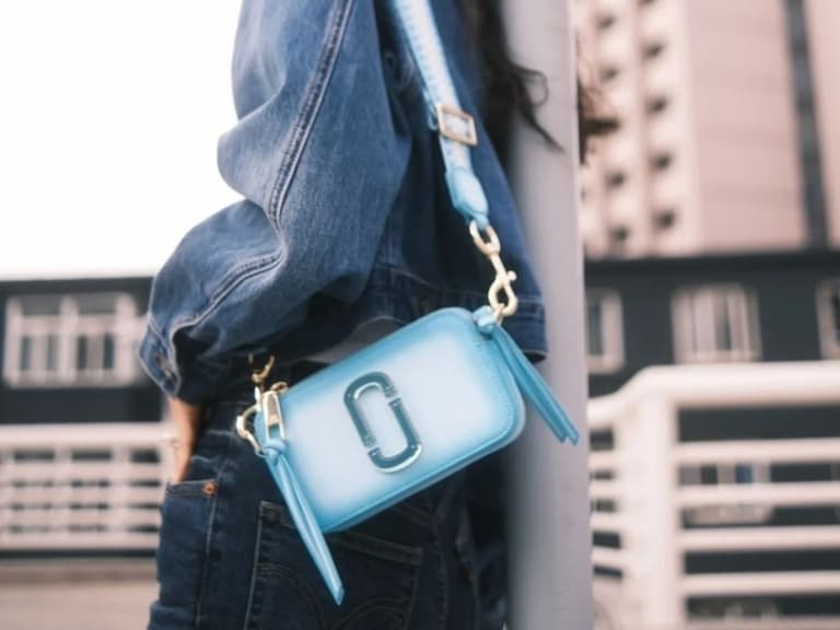 Bottega Veneta 、Prada…嚴選 5 款「防雨系精品包」,讓你梅雨季來也不狼狽!