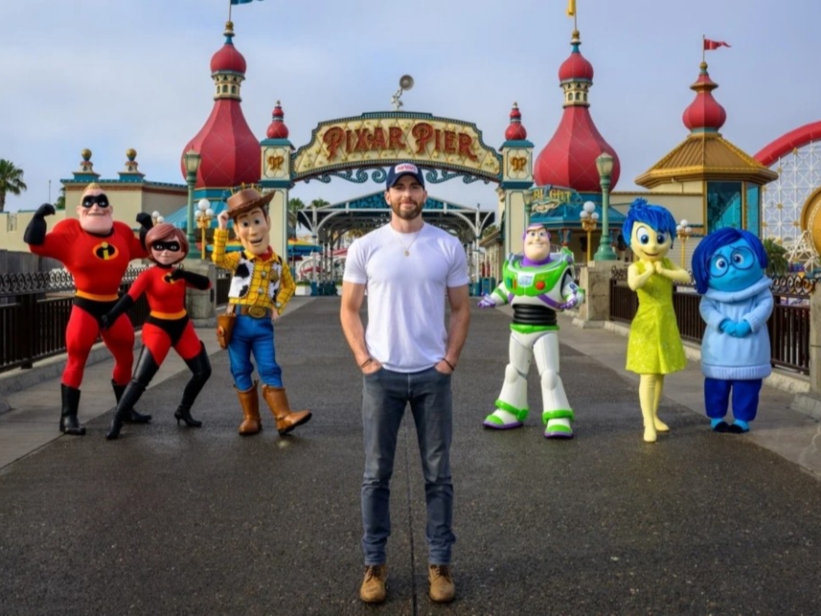 克里斯伊凡 Chris Evans 去迪士尼為《巴斯光年》宣傳，站太挺像Ｐ的引網摳圖惡搞！