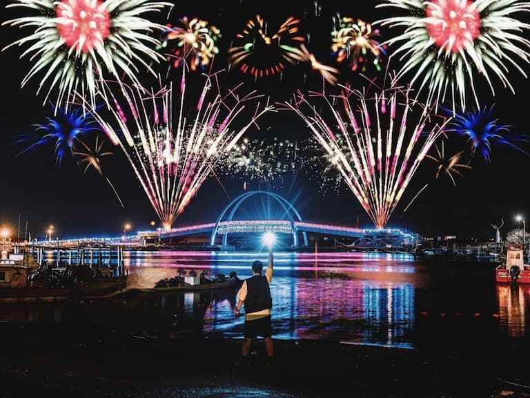 「2022 王功漁火節」媽祖五聖筊 8/27、28 彰化登場!煙火秀、音樂祭⋯還有烤肥蚵讓你吃到痛風!