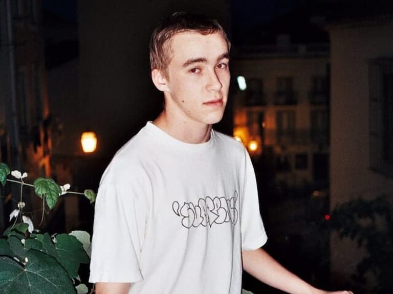 新銳藝術家 Cassius Hirst 賣自創球鞋給 A$AP Rocky、跟 Prada 推限量鞋,私服「街頭穿搭」更是很欠學