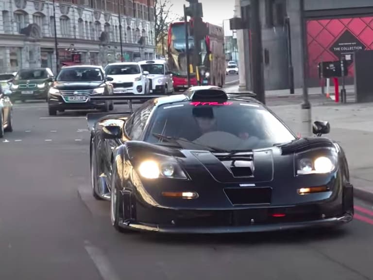 McLaren F1 GTR Longtail 道路版賽車開上街頭引路人注目，遺憾只能緩慢行駛！