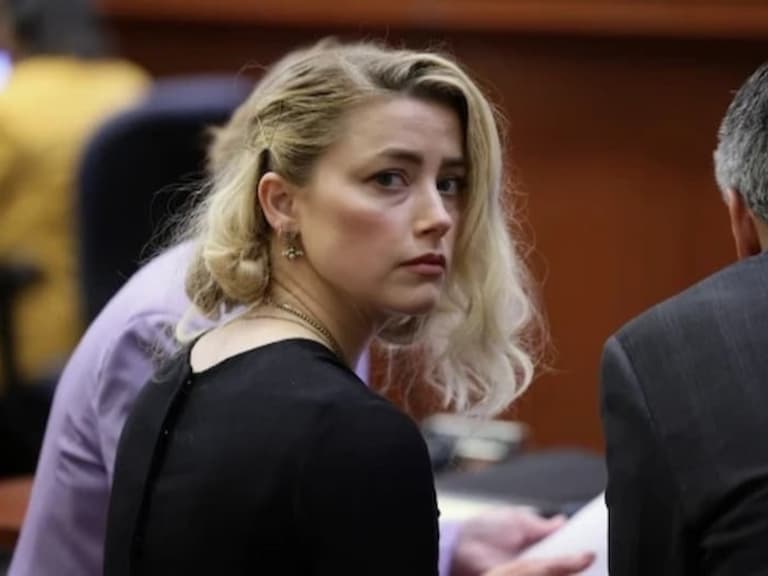 安柏赫德 Amber Heard 逛折扣商場，被拍到正在翻找便宜貨引網批：「又要藉此博取同情？」