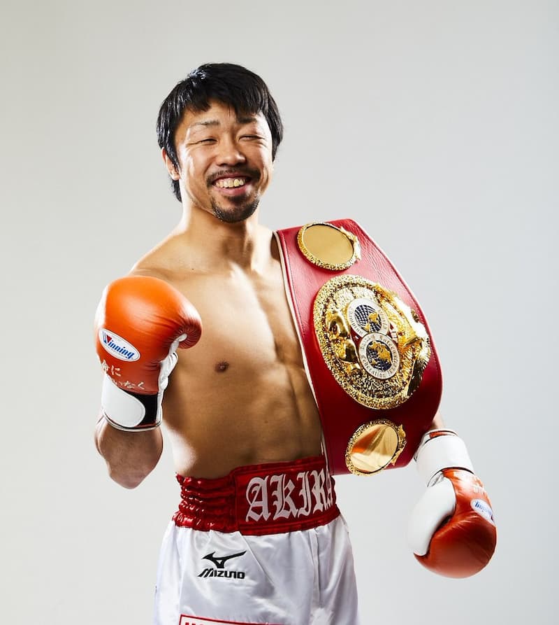日本第一位曾拿下 WBA、IBF、WBC 世界冠軍頭銜的「前拳王」八重樫東