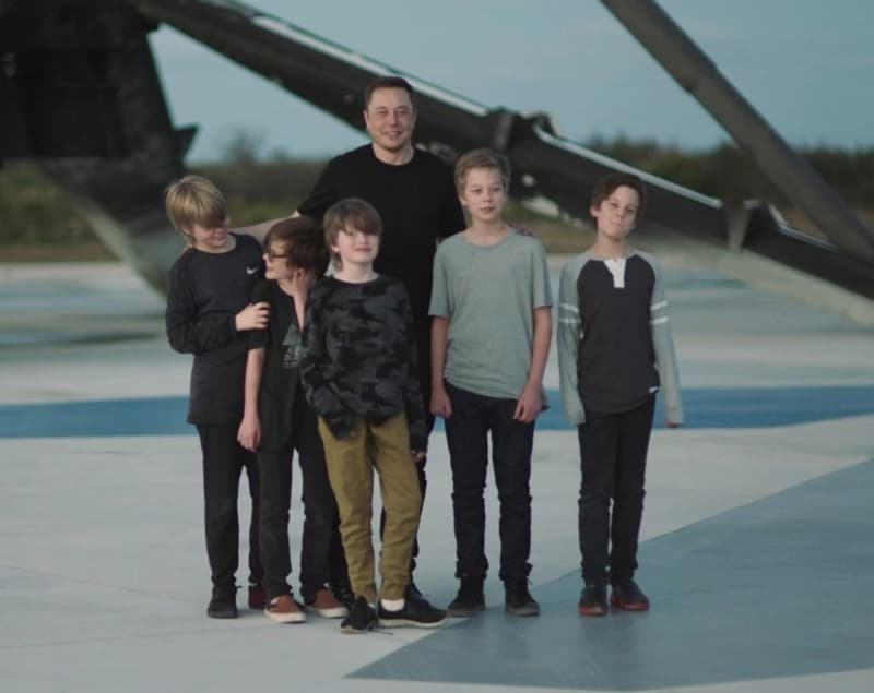 馬斯克曾上傳自己與孩子們的合照，左起第二即為 Xavier Musk
