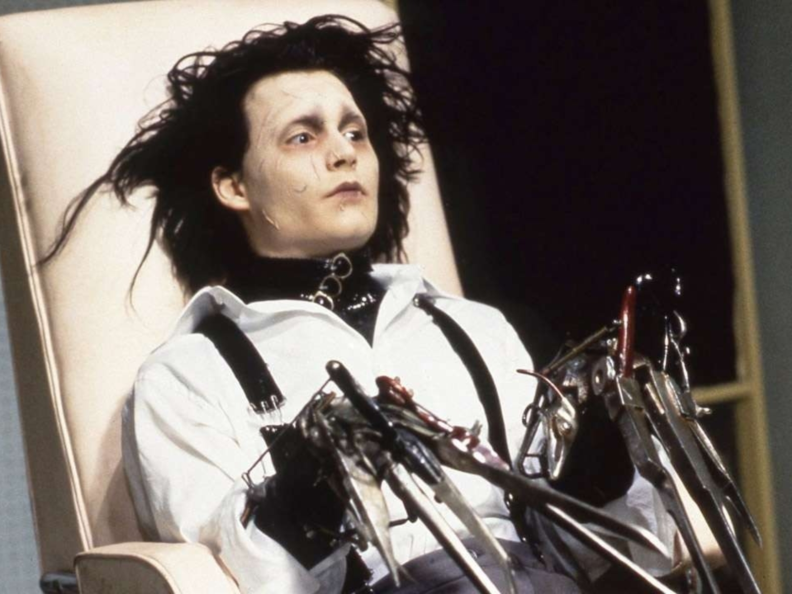 《剪刀手愛德華》強尼戴普 Johnny Depp 片中戴的「剪刀手套」，以驚人翻倍價格售出！