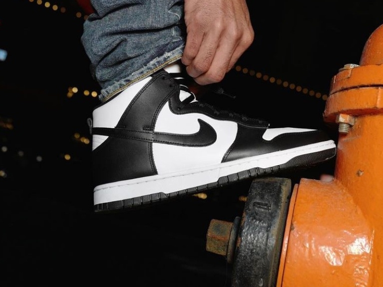 Nike Dunk 高筒「熊貓配色」球鞋再次發售，引起鞋迷瘋搶甚至還出現「持刀傷人」爆發衝突！
