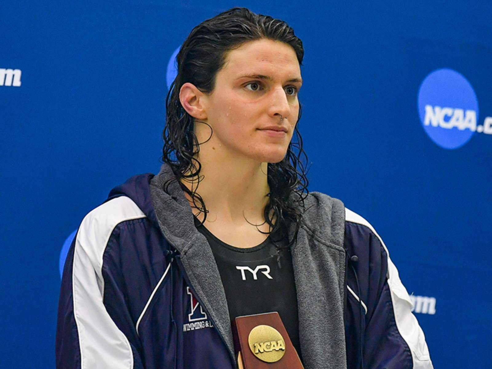 美國游泳奪冠的「變性選手」Lia Thomas 參賽引爭議，國際泳聯禁止參加女子賽事！