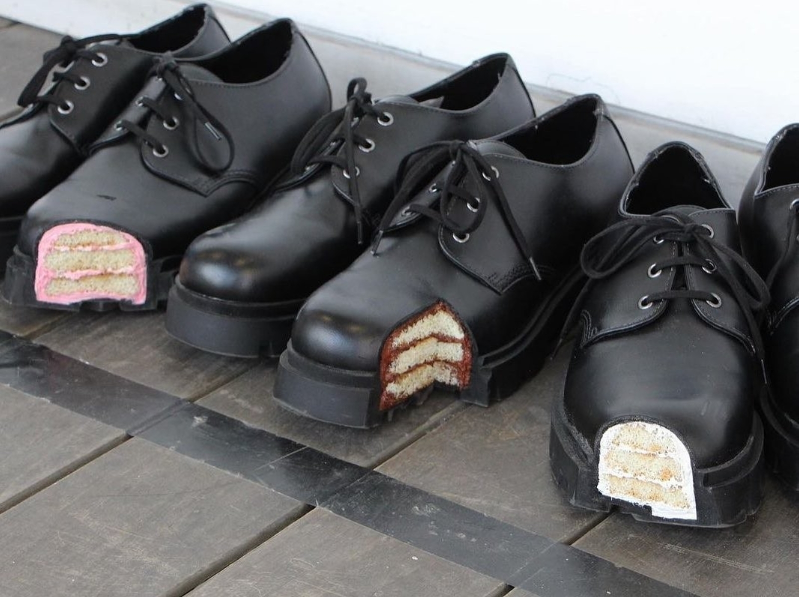 以色列服裝設計系學生推出「蛋糕造型皮鞋」，超擬真視覺效果讓網友跪喊：拜託量產發售！