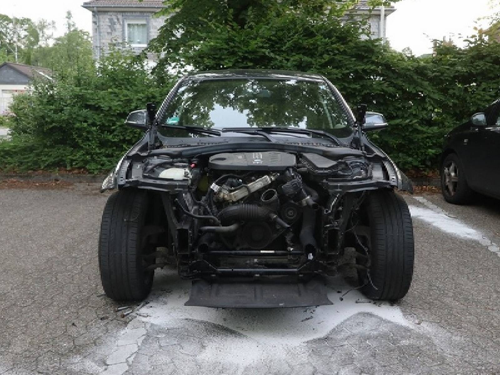 BMW 3 Series 戶外停一晚損失 66 萬，保險槓、引擎蓋消失、方向盤全被偷！