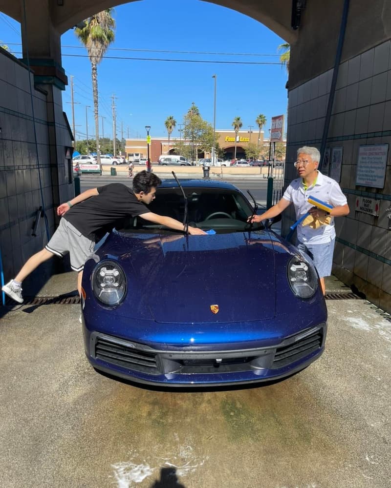貝克宇與老爸 Sam 一起洗車畫面