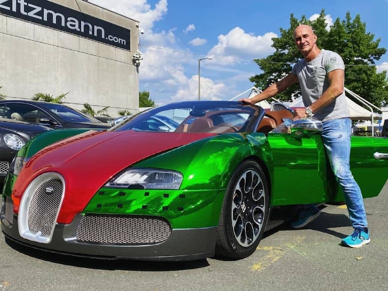 德國富豪的超昂貴車款「山豬王」Bugatti Chiron，他竟用其車門做「引體向上」訓練