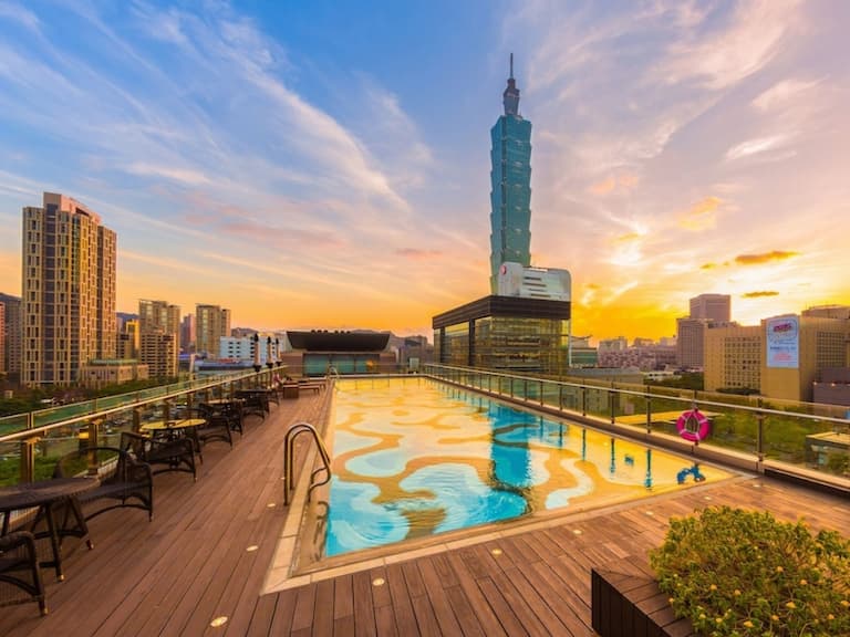 2022「高空泳池」盤點！全台 7 間飯店推薦，夏天就要玩水 chill 整天，海景加星空浪漫滿分！