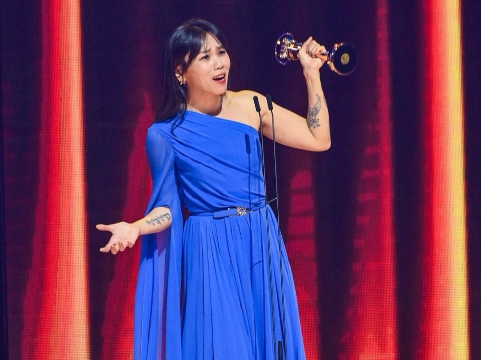 金曲 33 / 蔡健雅《DEPART》勇奪最佳女歌手：「這獎不是關於打破紀錄！希望我的音樂可以一直當你們的朋友。」