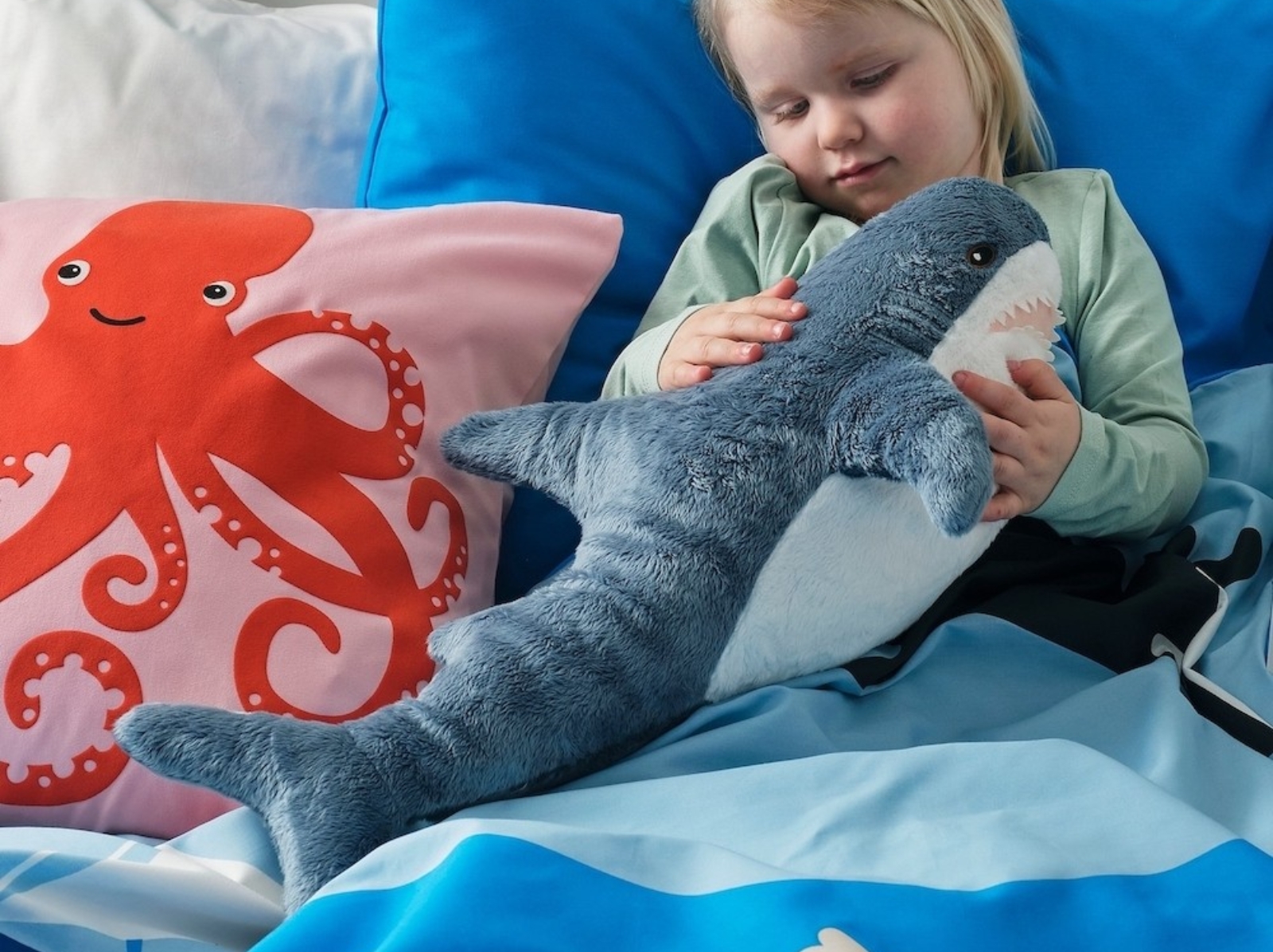 IKEA 推出「縮小版」BLÅHAJ 鯊魚玩偶，超萌迷你鯊鯊台灣預計 7 月會上市！