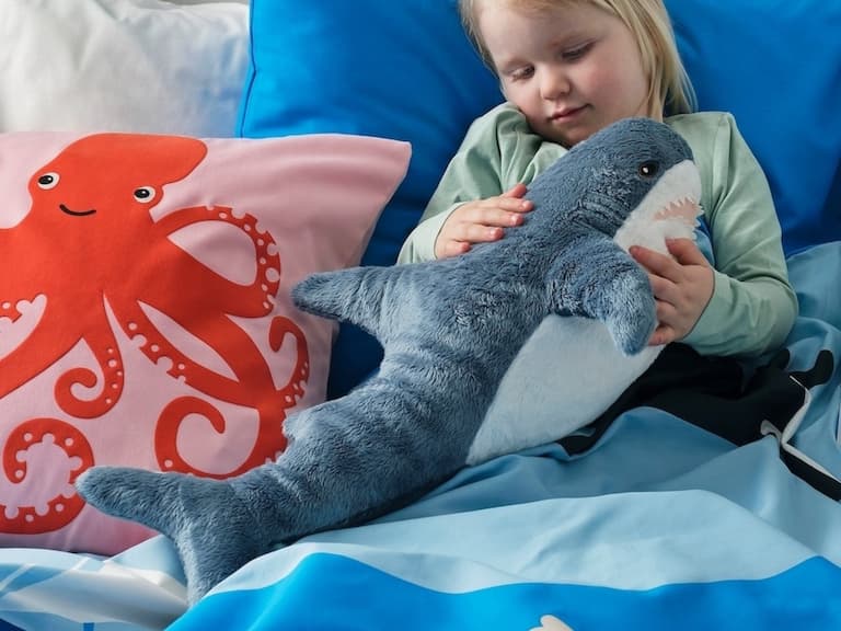 IKEA 推出「縮小版」BLÅHAJ 鯊魚玩偶,超萌迷你鯊鯊台灣預計 7 月會上市!