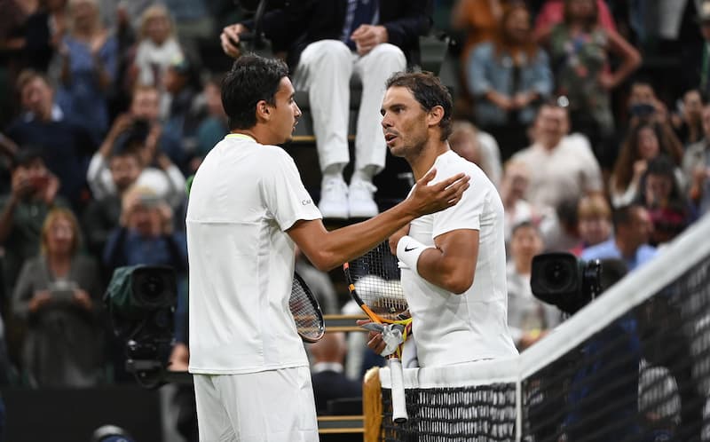 Nadal 在比賽獲勝後，和 Lorenzo Sonego 在場中繼續談論賽中的「行為」
