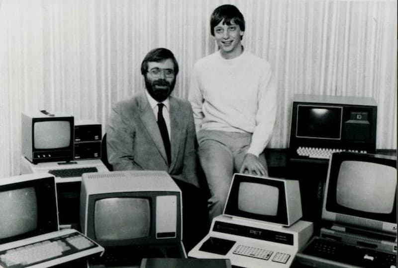 比爾蓋茲與另一位微軟創辦人 Paul Allen 在 1981 年的合照，當時蓋茲 25 歲