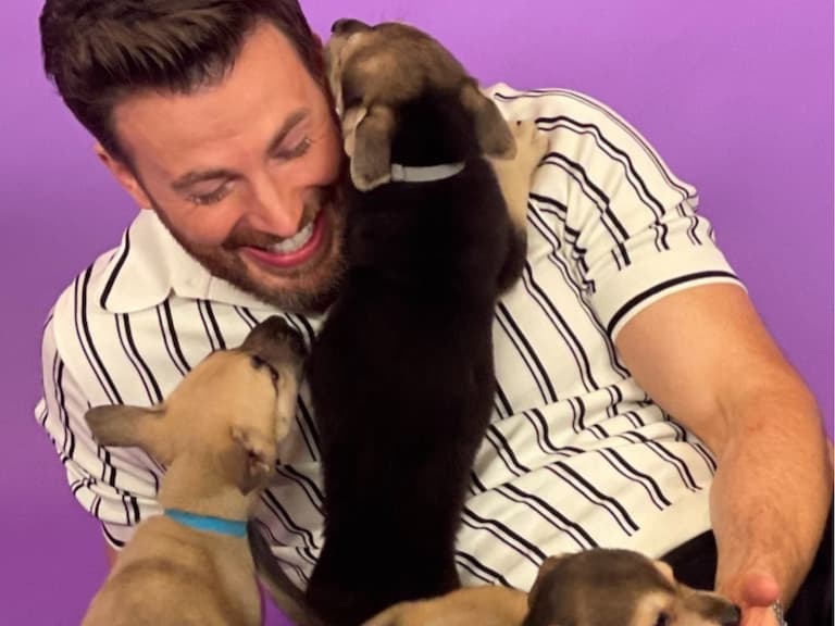 克里斯伊凡 Chris Evans 狂擼毛孩不理主持人，猛鑽胯下引網笑：「狗都知道要去哪裡找巨腸！」