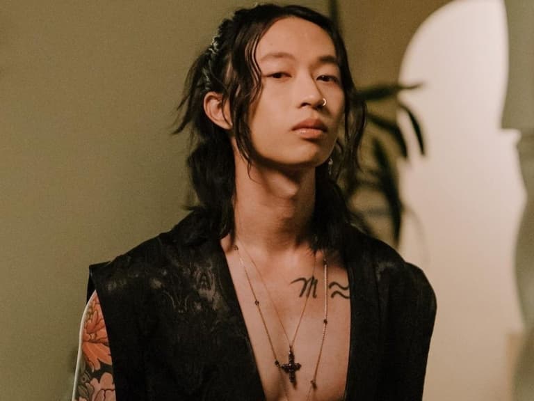盤點 Keshi 的 7 套「男神級穿搭」！搶不到演唱會門票，也能晉升行走發電機！