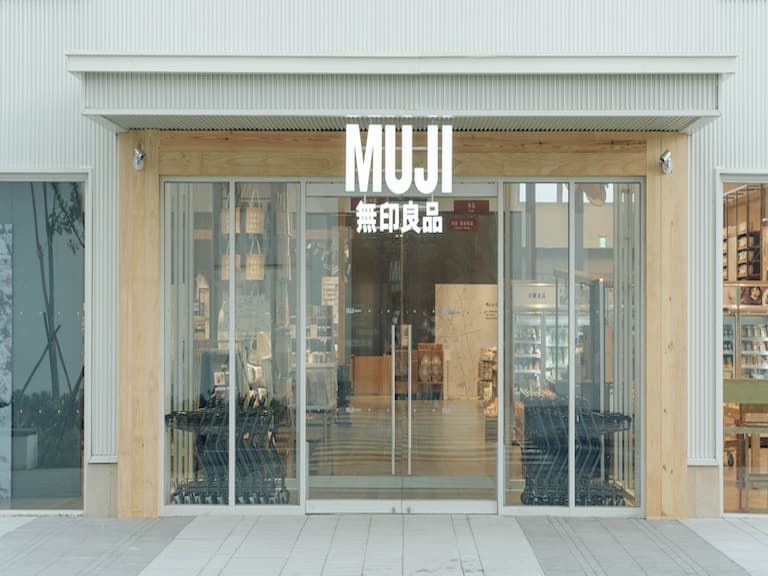 全台最大 MUJI 無印良品高雄岡山門市 6 大亮點搶先看，佔地 700 坪、獨家在地水果啤酒、義式冰淇淋！