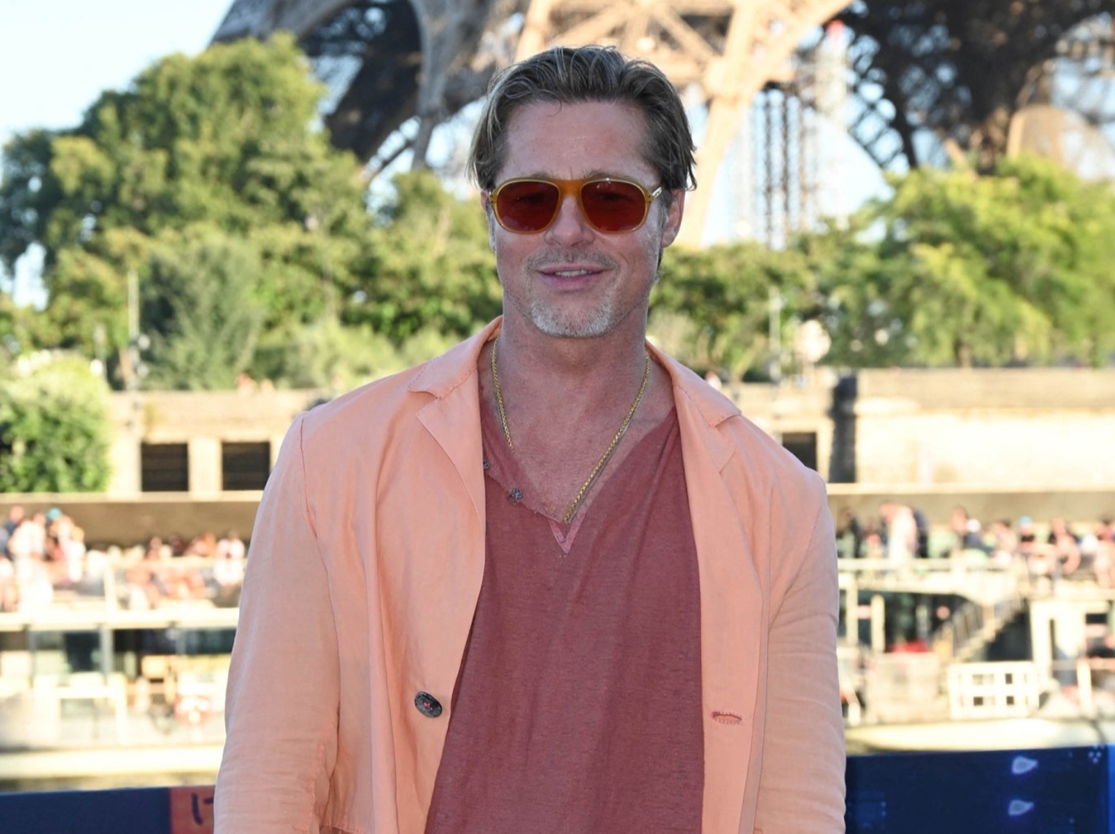 《子彈列車》布萊德彼特 Brad Pitt 穿粉色西裝宣傳電影，俊俏凍齡外型確定是 58 歲？