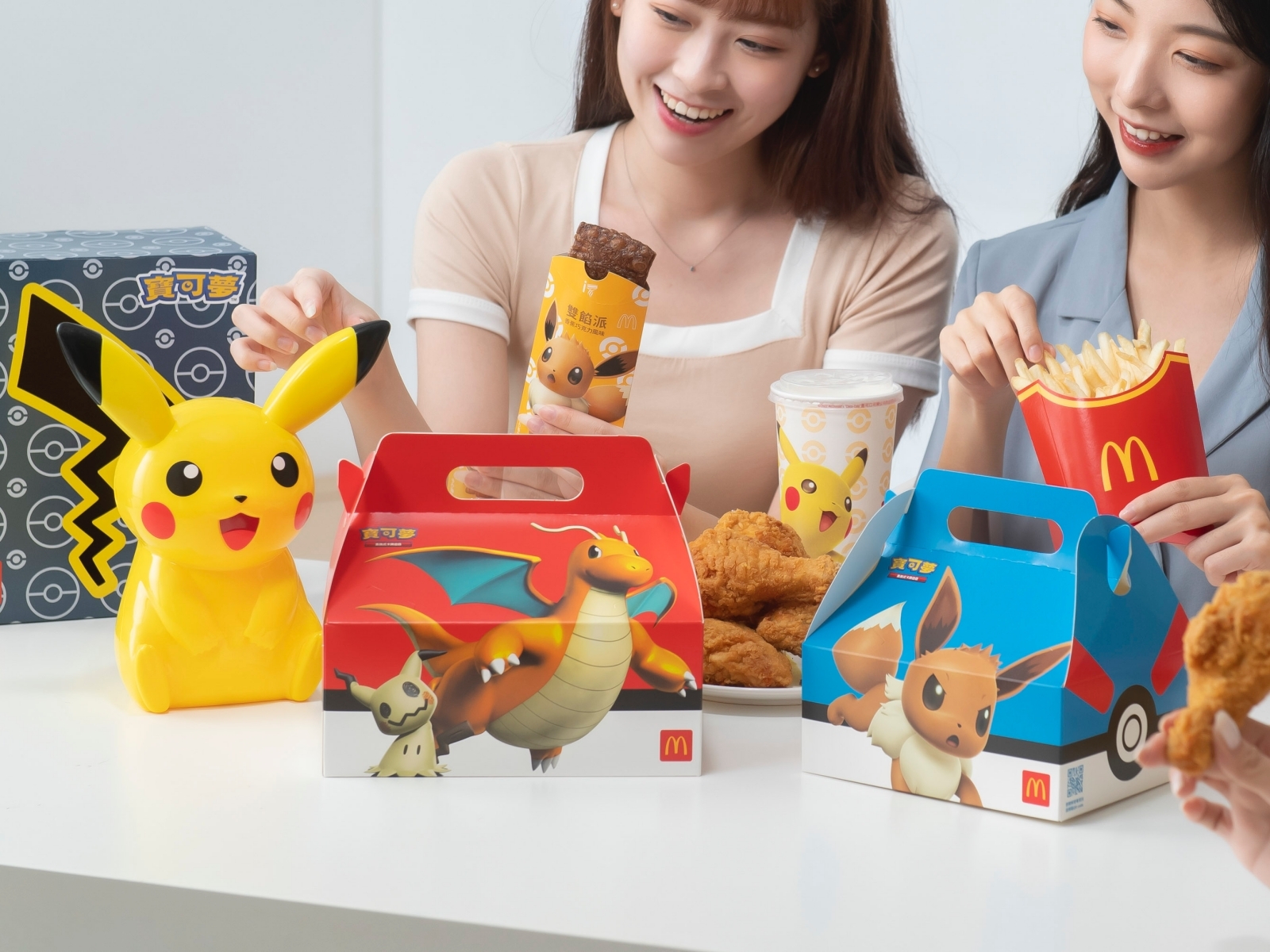 麥當勞攜手《寶可夢 Pokémon》推出超萌「皮卡丘置物盒」，還有伊布、超夢主題包裝你來收服！