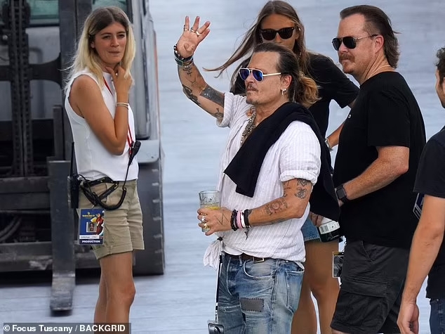 強尼戴普 Johnny Depp 帶長腿正妹飛義大利彩排，紳士拿包、住同酒店疑似是新歡！