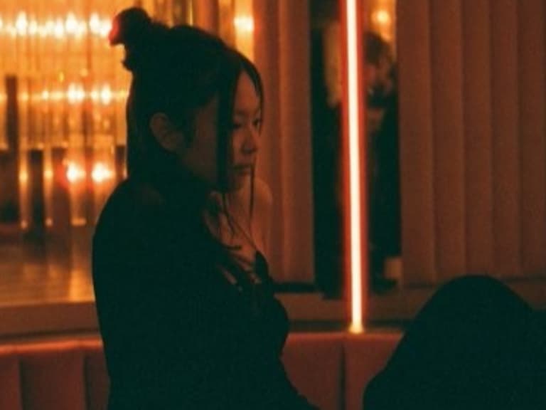 BLACKPINK Jennie 現身大尺度美劇!曬熱辣纖腰與強尼戴普 Lily-Rose Depp 同框飆戲~