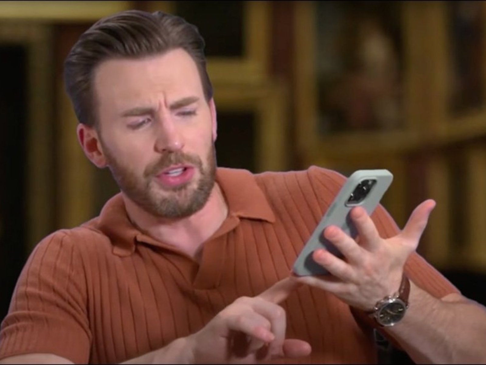 「美國隊長」克里斯伊凡 Chris Evans 換 Iphone 12 氣噗噗，狂抱怨「真的太重了」引網笑翻！