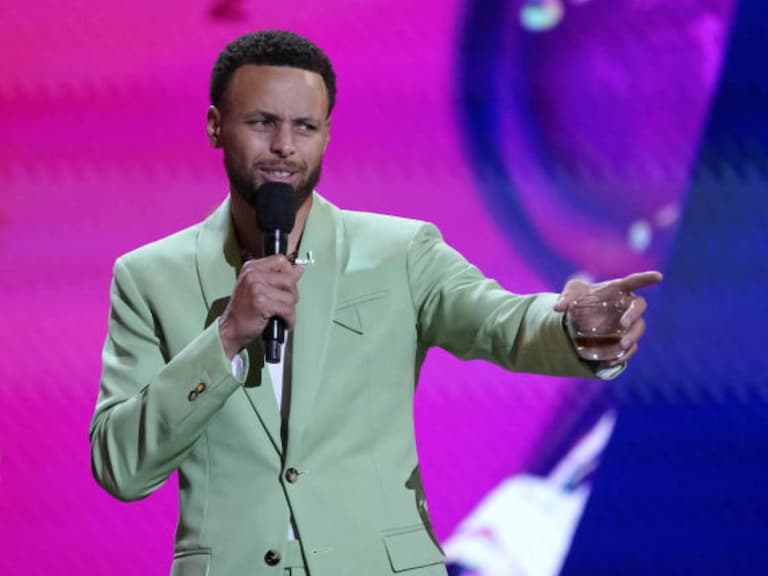 NBA／Curry 擔任 ESPY 主持人吐嘲：「07 年 LeBron 輸了總決賽，還來主持」讓台下笑成一團！