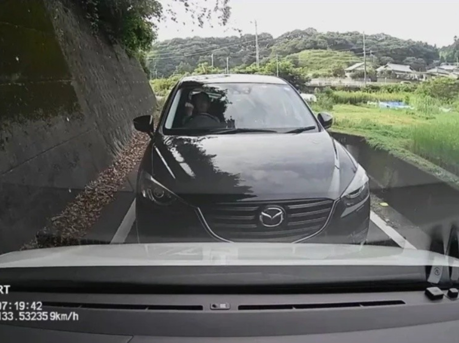 日本駕駛狹路遇會車，最後竟然以「猜拳」決定誰進誰退！