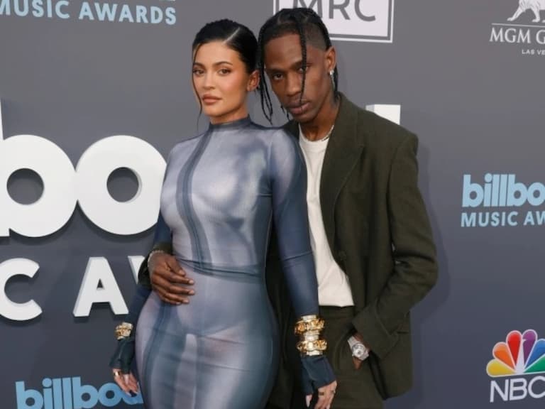 Travis Scott 發自拍照，凱莉珍娜 Kylie Jenner 留謎之表情符號引網熱議！