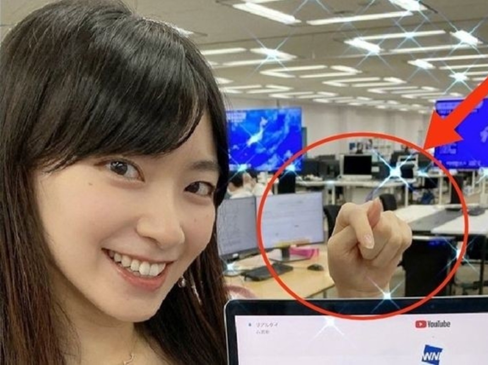 日本正妹主播檜山沙耶拍照誤比「不雅手勢」，立刻引來網友抨擊：太不得體！