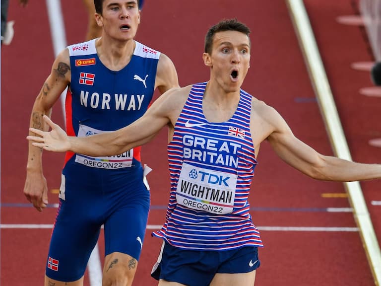 英國田徑選手 Jake Wightman 世錦賽 1500 公尺逆轉奪冠，現場播報員老爸喊：「那是我兒子！」