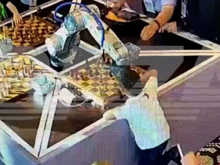 7 歲男童西洋棋比賽遭機器人「壓斷手指」,因違規搶先下棋造成骨折引熱議!