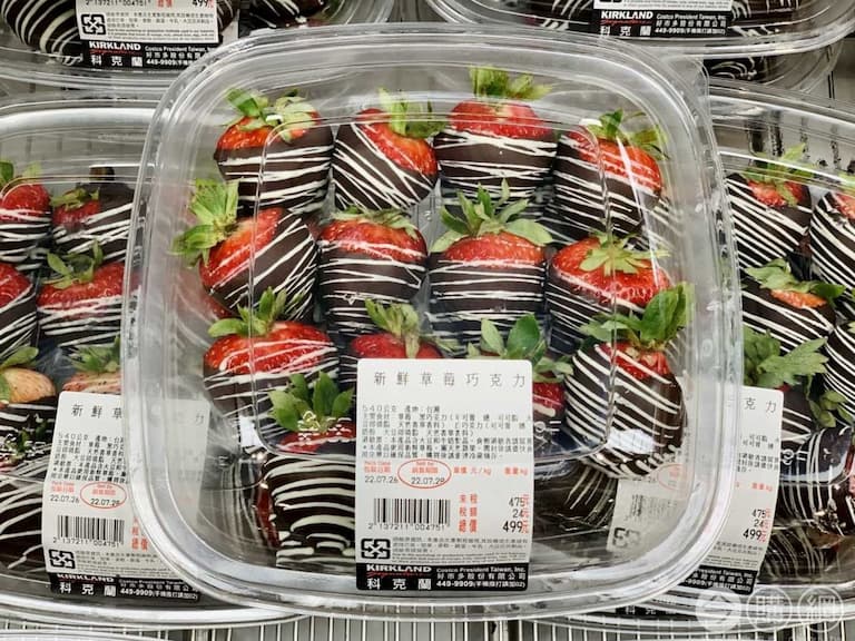 Costco 好市多必買新品「爆漿草莓可頌」、「新鮮草莓巧克力」，七夕情人節單身狗也要甜蜜蜜！