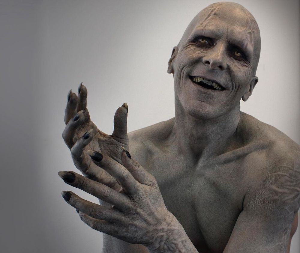 克里斯汀貝爾扮演《雷神索爾4》屠神者格爾上妝過程公開！光頭造型意外撞「佛地魔」！