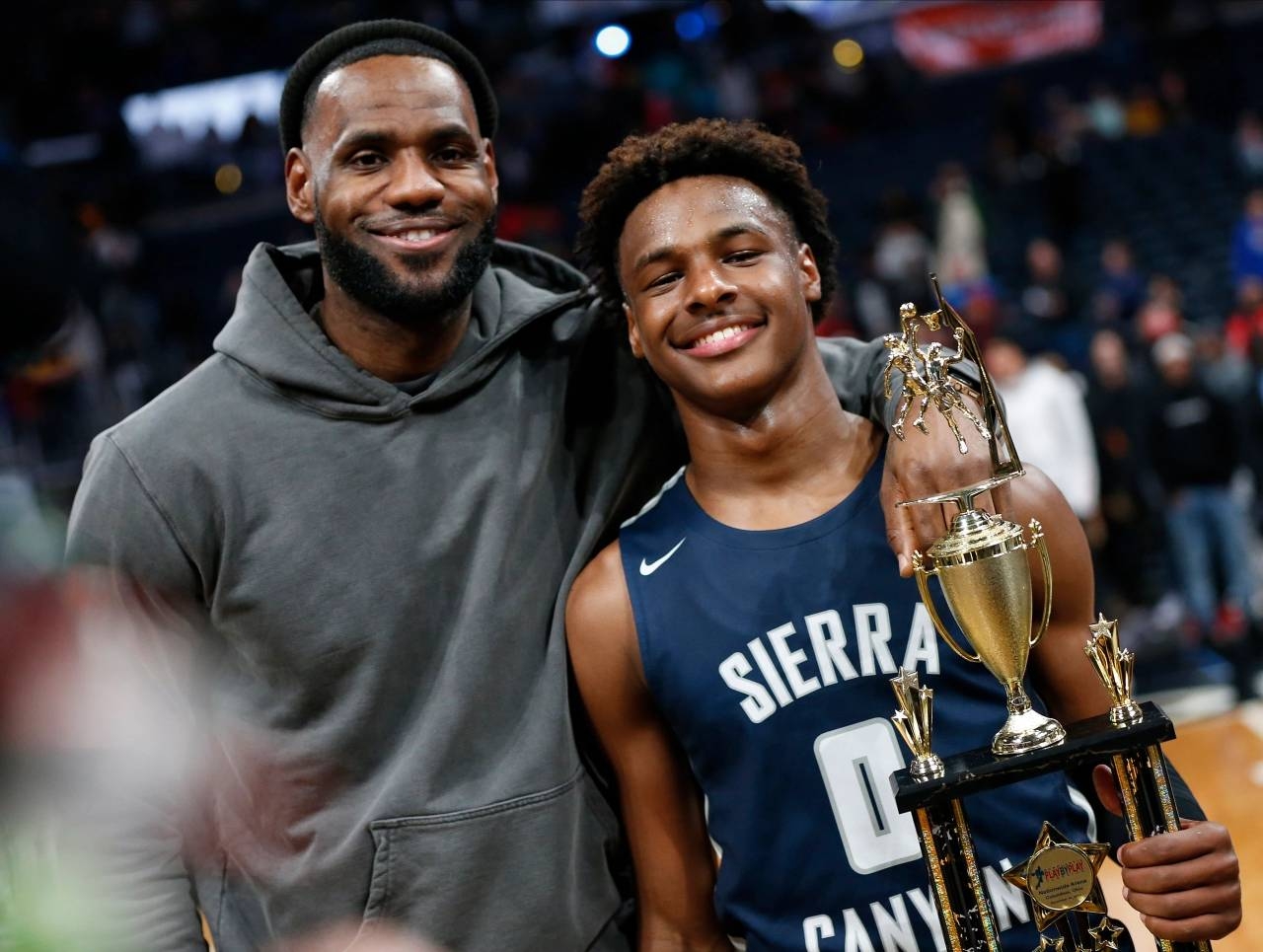 LeBron James 常在公開場合、媒體表達想和大兒子 Bronny 在 NBA 打球