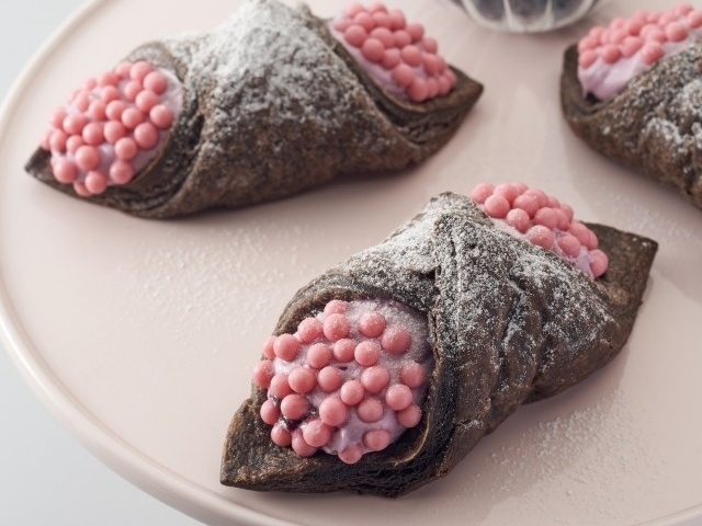 日本星巴克推出新品「藍莓巧克力奶油派」，超詭異外型引發眾網友熱烈討論！