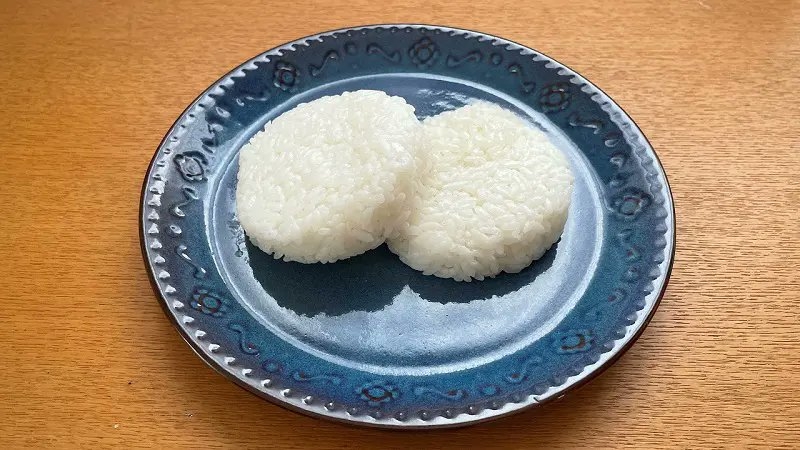 日本超商推「無內餡米漢堡」，被網友笑「不就白飯」？