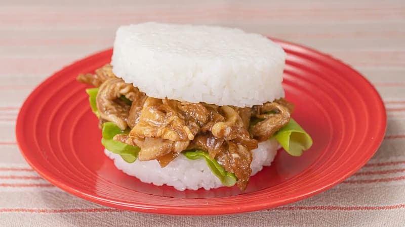 日本超商推「無內餡米漢堡」，被網友笑「不就白飯」？