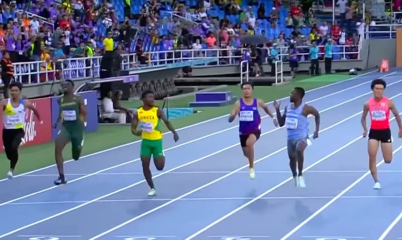 Letsile Tebogo 向身邊第二名的牙買加選手 Bouwahjgie Nkrumie 做出搖手指手勢，雖然引起爭議，但對方其實也跑出 10.02 秒的超快成績，所以看到 Tebogo 能跑那麼快還疑似對自己挑釁，他自己也笑了。