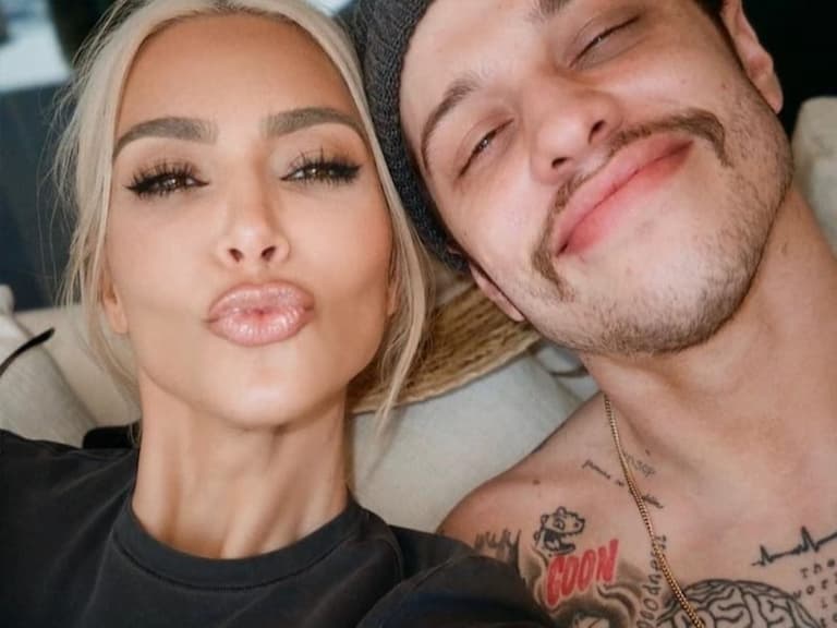 金卡戴珊 Kim Kardashian 與 Pete Davidson 正式分手，肯爺發恐怖貼文取笑：「他死於 28 歲！」