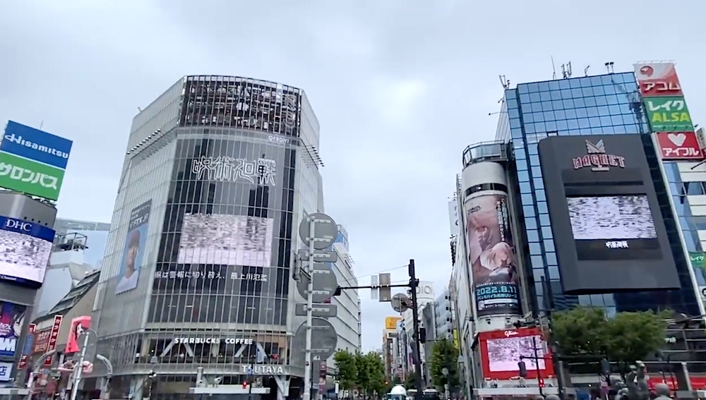 日本宣傳《咒術迴戰》將澀谷包下打造「澀谷事變」？超震撼廣告嚇到當地路人！
