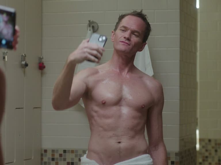 《中年失戀日記》Neil Patrick Harris 魅力大解析：現實生活真同志、年近 50 都沒變老！
