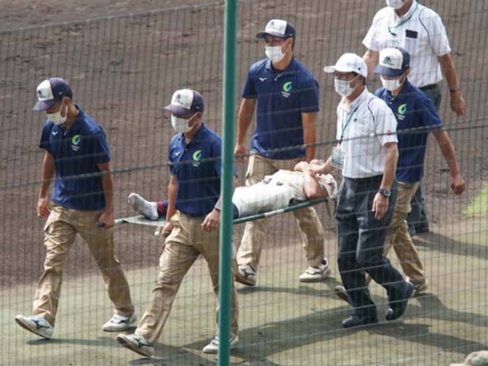 日本高中棒球員在甲子園紛紛「中暑」被擔架抬走，網友：「還打比賽是自殺」